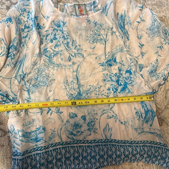 LIKE NEW Johnny Was Cream and Blue Floral Women's Top Blouse - Picture 6 of 7